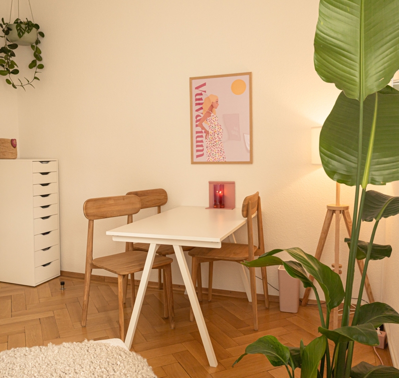 Leerer Behandlungsraum mit Tisch und Stühlen
