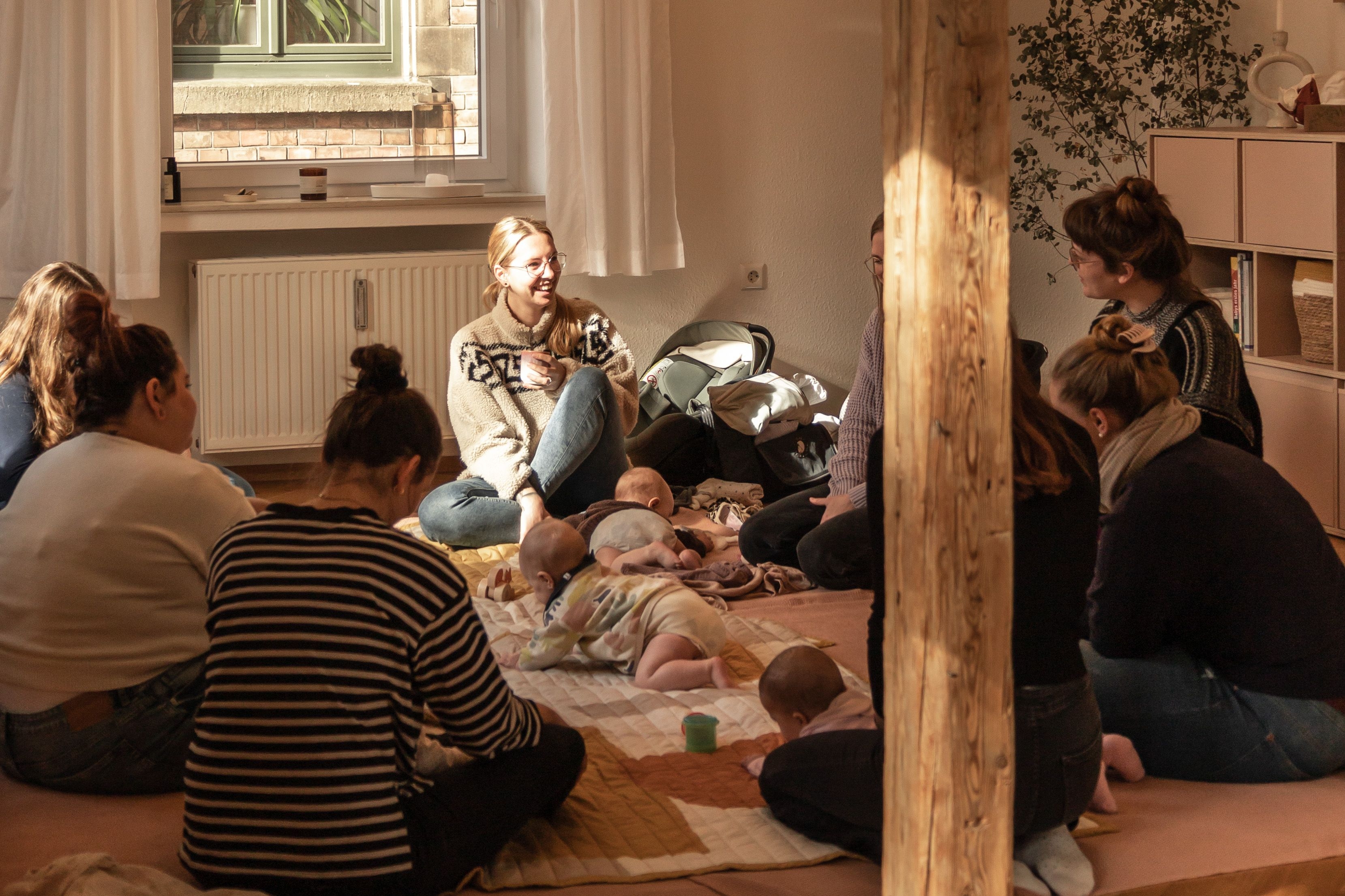 Eltern und Kinder beim Baby Treff