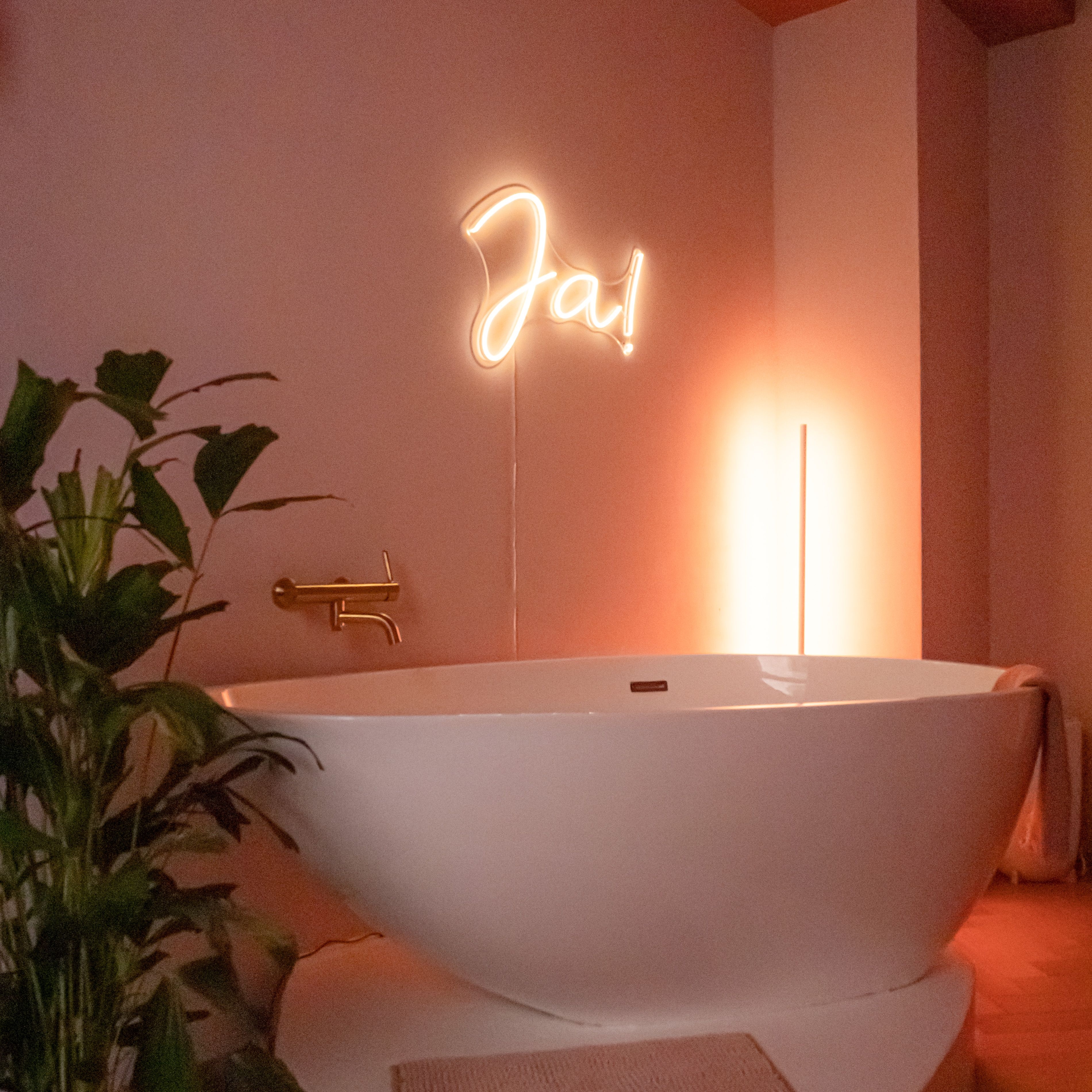 Blick auf Geburtsbadewanne im Geburtshaus Vulvarium Ulm