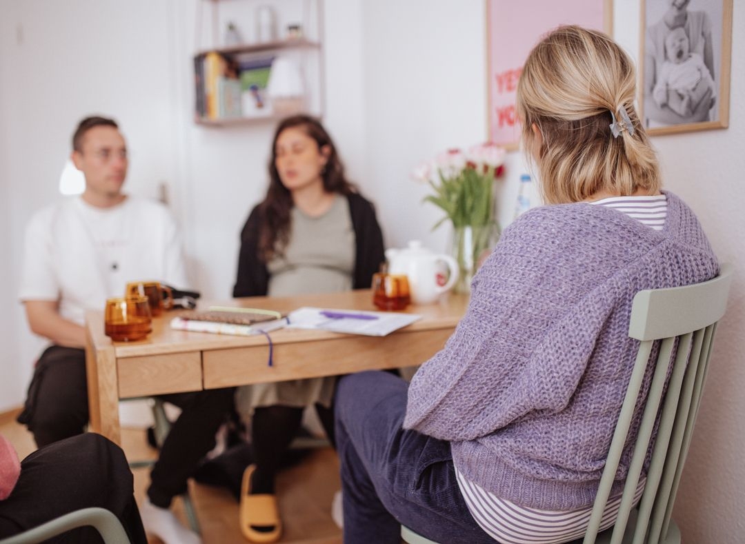 Hebamme bei Vorgespräch mit werdenen Eltern